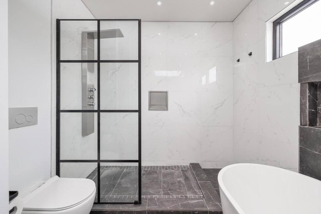 New Modern 1400 Sq Ft Coach House Near Everything Toronto Luaran gambar