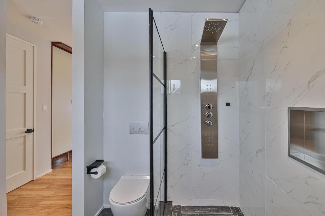 New Modern 1400 Sq Ft Coach House Near Everything Toronto Luaran gambar