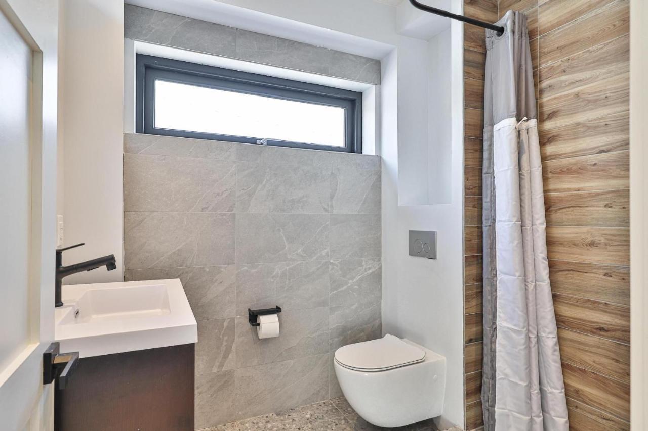 New Modern 1400 Sq Ft Coach House Near Everything Toronto Luaran gambar